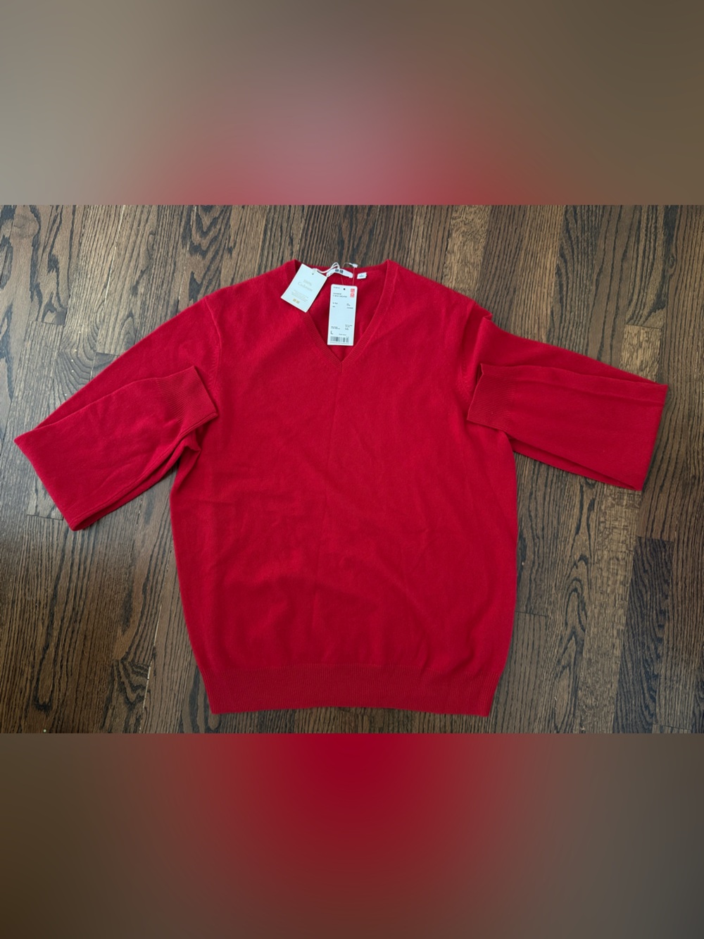 Uniqlo women’s V-Neck Short-Sleeve Sweater in Red